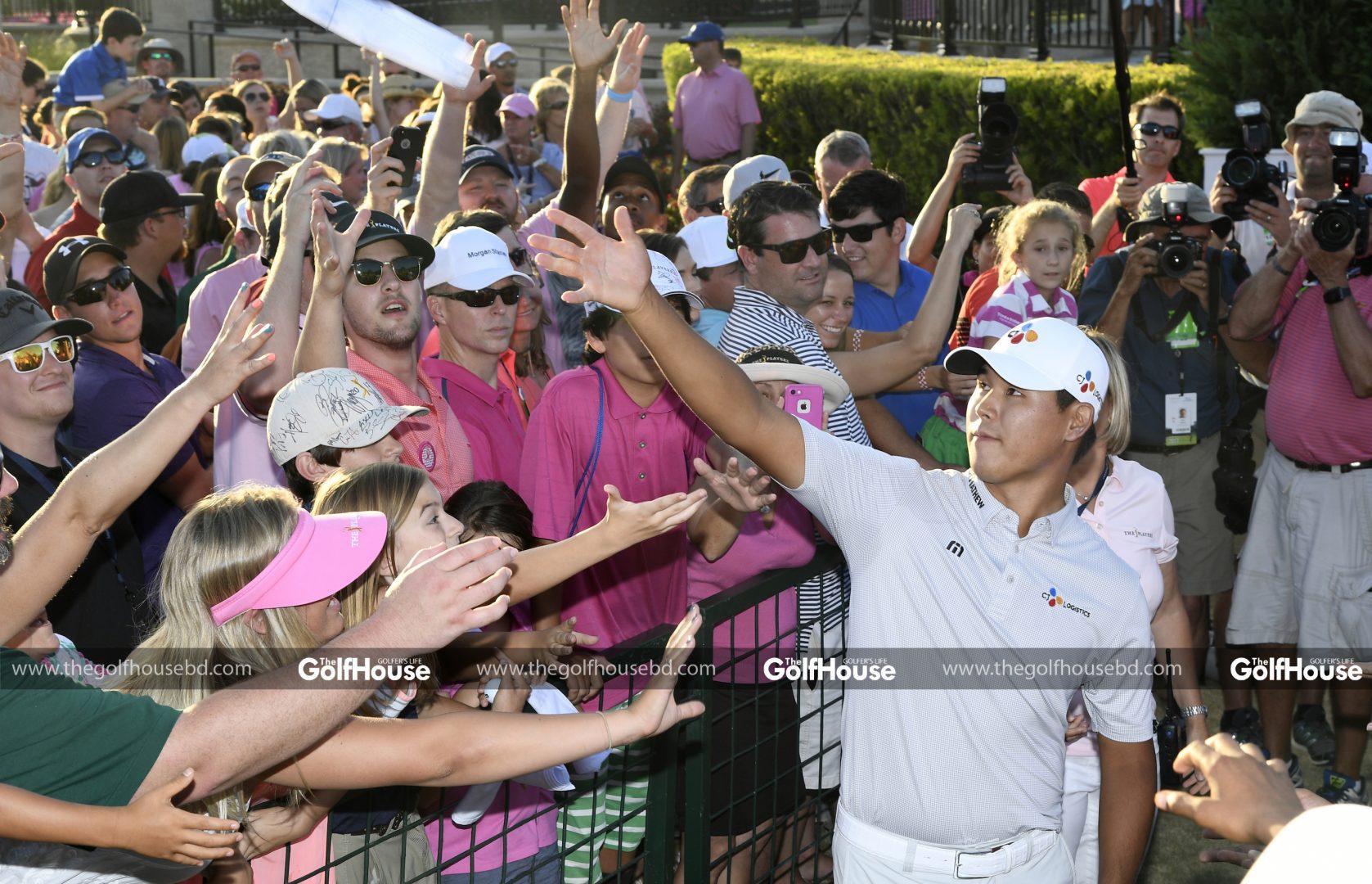 PONTE_VEDRA_BEACH_FL _MAY_14_Si_Woo_Kim_throws_pin_flags_to_fans_during_the_final_round_of_THE_PLAYERS_Championship_on_THE_PLAYERS_Stadium_Course_at_TPC_Sawgrass_on_May_14_2017_in_Ponte_Vedra_Beach _(Photo_by_Ryan_Young/PGA_TOUR)