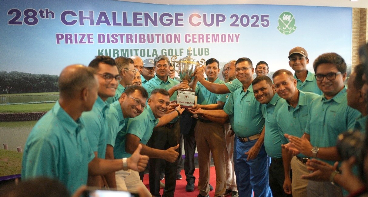 he victorious Kurmitola Golf Club team celebrates in unison after winning the Team Winner title at the 28th Challenge Cup 2025, showcasing unity, pride, and the true spirit of the game.